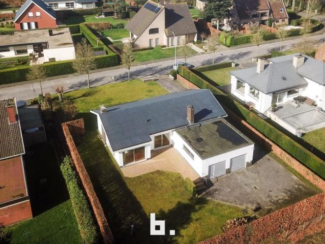 Laagbouwvilla met dubbele garage op prachtig groen perceel