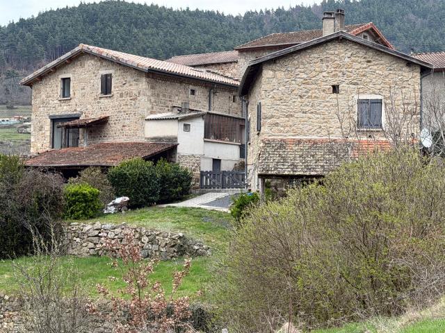 Labatie d'Andaure, bel ensemble immobilier composé de deux m. 205m² Labatie d'Andaure
