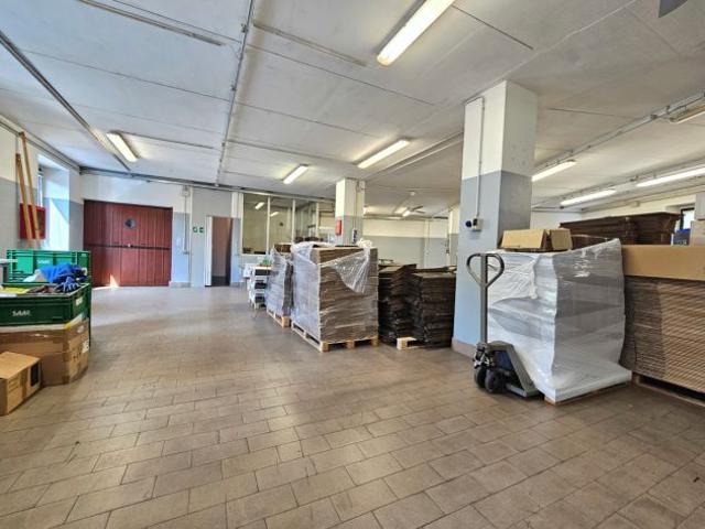 Laboratorio con posti auto