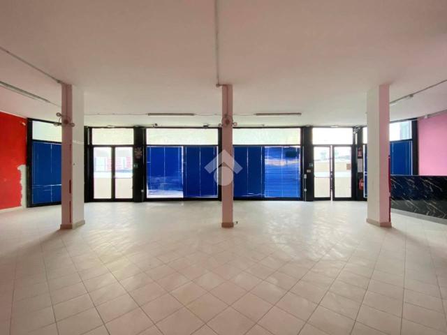 Negozio in affitto a Cascina