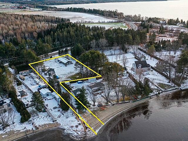 Lac Aylmer, Résidence Avec Bande De + 20 Pi. Au Bord De L’eau
