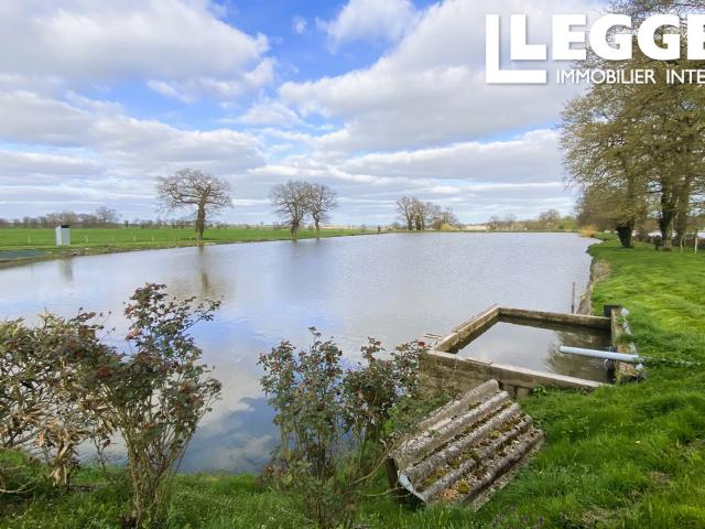 Lac de pêche privé de 1 ha 2,5 acres exceptionnel dans un cadre magnifique dans l'Allier