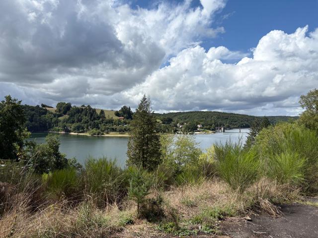 Lacapelle Viescamp 5506 m2 constructible en bordure du lac