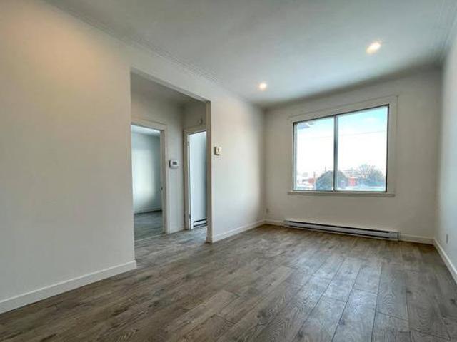 Lachine Superbe 5 1 2 Rénové avec PARKING Haut de Duplex