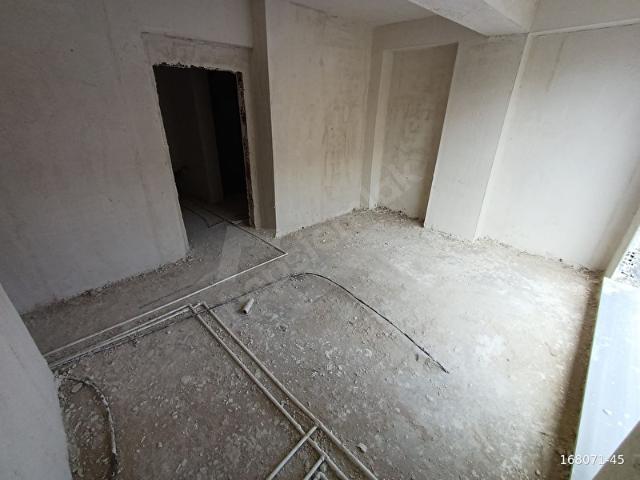 LACİVERTTEN FIRSAT ANA CADDEDE SIFIR ÖN CEPHE 1+1 60M2 ARAKAT