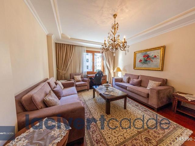 Lacivertcadde'den Bahariyeli Sokak'ta 5+1 Katta 190m Net Daire