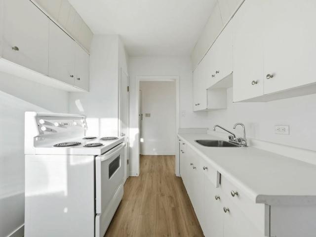 Lady Robinson Apartments 1 Bedroom Apartment for Rent at 2240 Robinson St, Regina, SK S4T 2P9 Cathedral