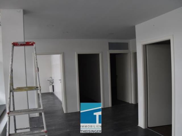 Laden Büro im Erdgeschoss mit Schaufenster, Garagen in Ingolstadt, Nord zu verkaufen!