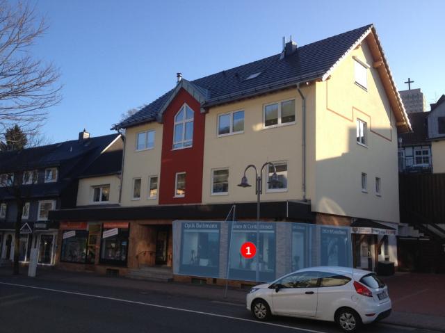 Ladenlokal mit großen Schaufensterflächen