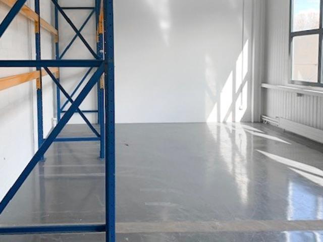 Ladenlokal von 212 m2 im Zentrum der Z.I. von Plan les Ouates