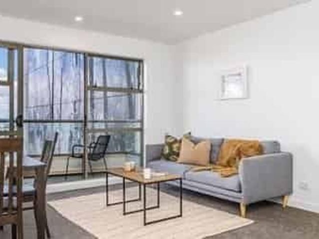 Lage 2 Bedroom Apartment with carpark city centre
