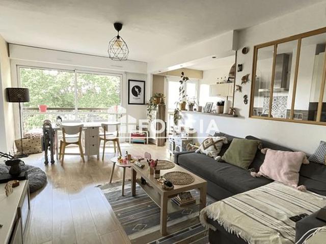 L'agence FONCIA vous propose en exclusivité: Appartement T4 au premier étage avec balcon exposé sud et sans vis à vis avec vue verdure