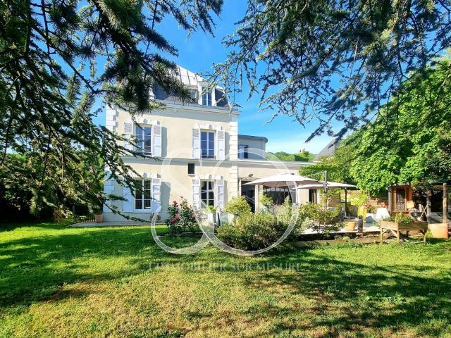 L'agence SO EXCLUSIF présente un chateau dans Mezières sur seine