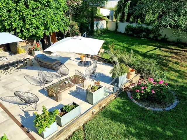 L'agence SO EXCLUSIF présente un chateau dans Mezières sur seine