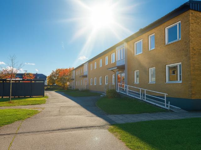 Lägenheten är ansluten till fibernät, där hyresgästen själv tecknar abonnemang för internet, telefoni samt el. TV paketet Lagom via Telia ingår i hyran. Öppen fiber finns installerad med möjlighet att välja tjänster via Zmarket för internet