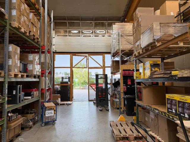 Lager und Produktionshalle mit Büro
