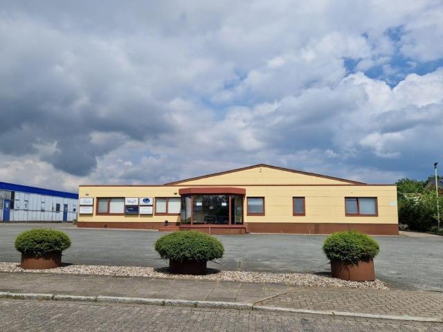 Lager/ Produktionshalle mit Büros