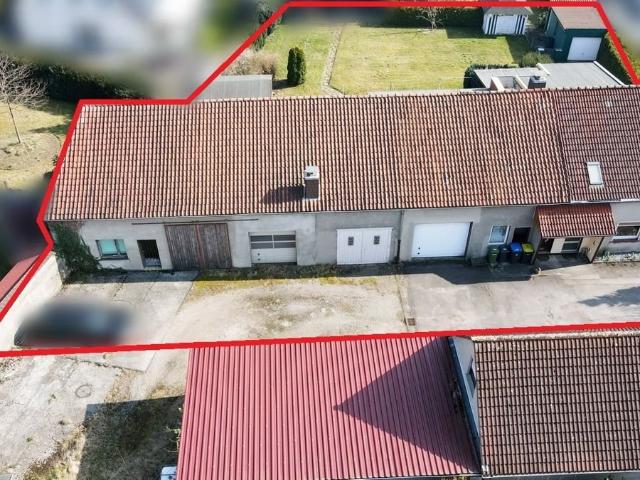 Lagerhalle mit zwei älteren Wohneinheiten oder Neubau auf großem Grundstück?