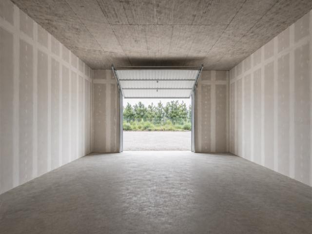 Lagerhaus mit Parkplatz