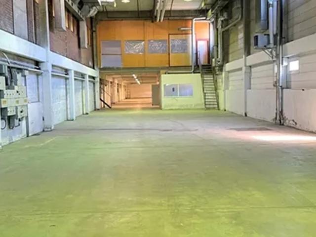 Lagerlokal om ca 950 m² med automatisk takskjutport