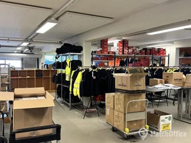 Lager/værksted i stueplan med porte