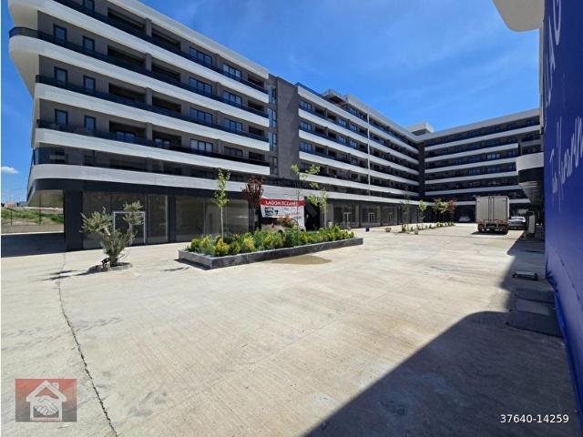 LAGOMDA 30M2 KAPATILABİLİR TERASLI 1+1 AVM CEPHELİ YAPILI OFİS