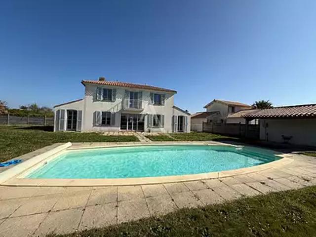 L'Aiguillon sur Vie 85220 Achat / Vente maison 6 pièces t6 au dernier étage piscine
