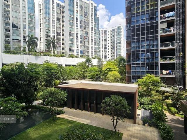 Lake Grande D22, Condominium
