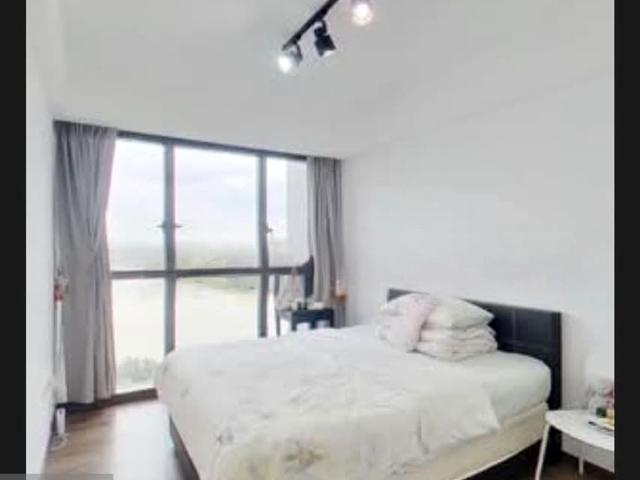 Lake Grande D22, Condominium