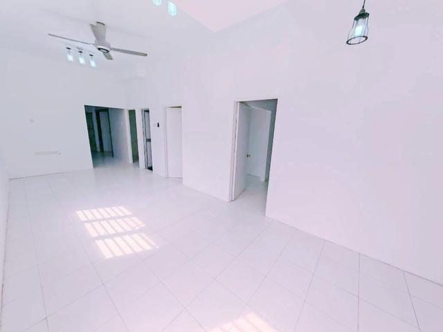 Lake Residence 22x80 End Lot Townhouse Ground Floor Renovated Puchong