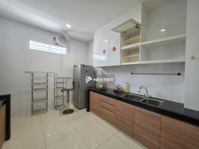 Lake View Suites @ Mount Austin Corner lot＋湖景 view【3房2厕】850sqft 装修现代舒服️ 家私会留 可以直接入住 附近 AEON Tebrau、Toppen、IKEA、Austin 商圈都很方便️ 热闹又好住 RM398k only‼️ Bank Value RM410k 自住舒服，投资出租也很好做