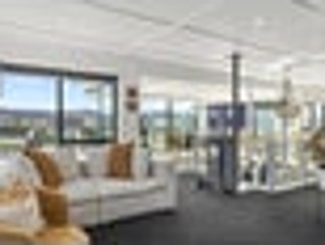 Lake views in harmony with flexible lifestyle