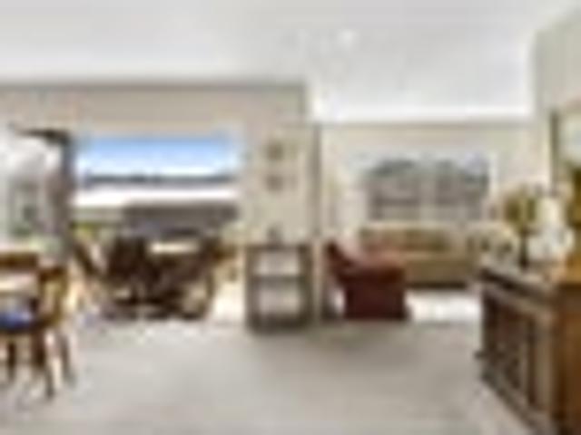 Lake views, lifestyle gem