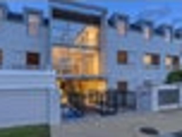 Lakefront Convenience – Lock, Leave and Enjoy