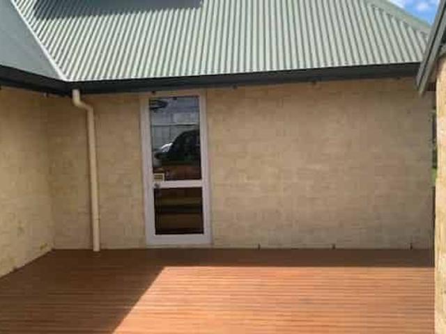 Lakefront Executive Living Ã¢ÂÂ Rare Opportunity in Kawaha Point