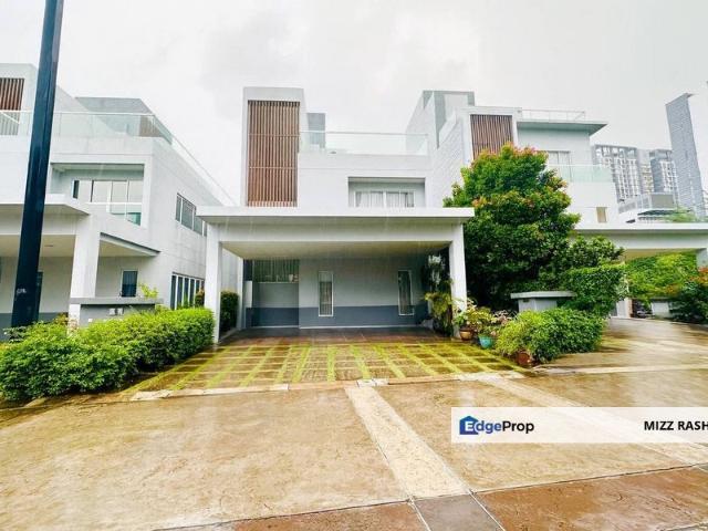 Lakefront Villa