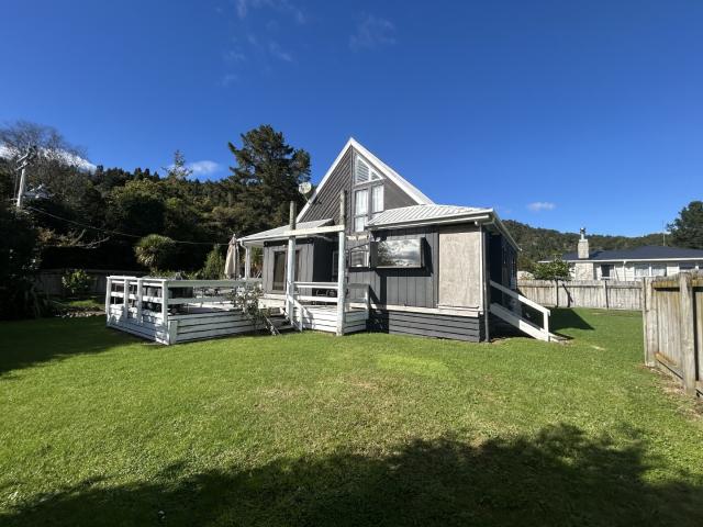 Lakeside Living with River Views, Mezzanine Floor, and Ensuite Master! Lake Okareka