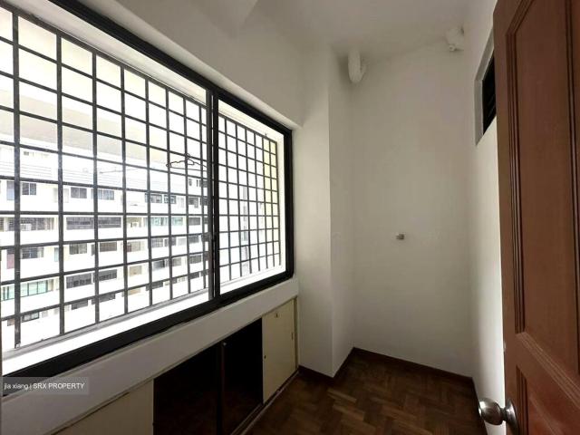 Lakepoint Condominium D22, Condominium
