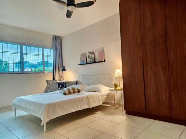 Lakeview Estate Apartment Room Rental, $1,300, 1 Bed 1 Bath 200 sqft $6.50 psf