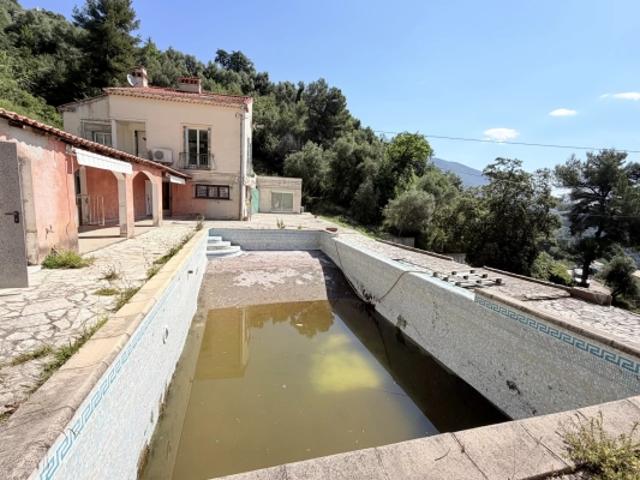 L'art de vivre réinventé – Bas de villa avec jardin et piscine en cours de rénovation