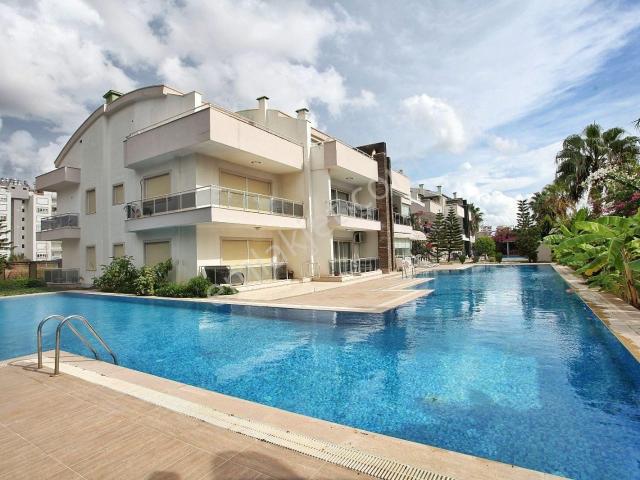 Lara Güzeloba Villa Tadında Satılık 1+1 Bahçe Katı Geniş Daire