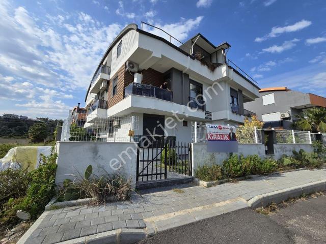 Lara Plajlarına Yakın Siyah Konsept Eşyalı Şık Kiralık Daire