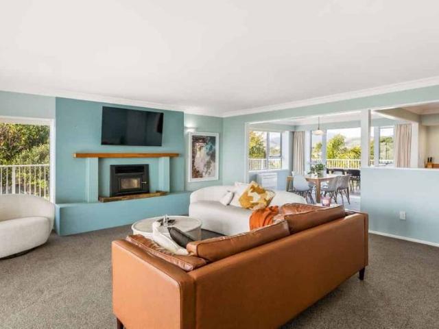 Large 5 Bedroom Beach Front House