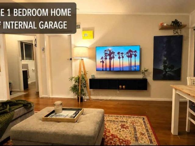 Large 1 Bedroom Home + Internal Garage