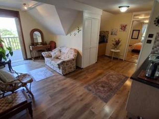 large 1bedroom flat in hillcrest wit.
