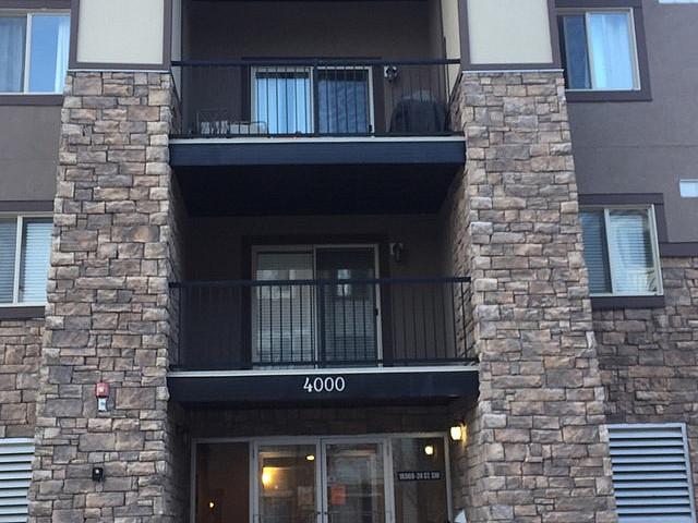 Large 2 bed,2 bath +den Condo In Bridlewood