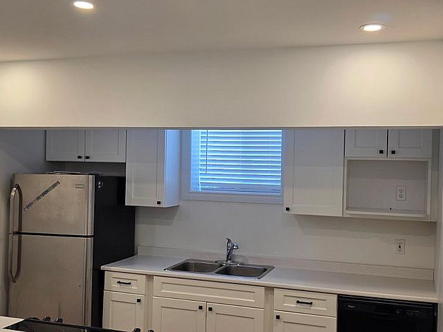 Large 2 Bedroom, Freshly Renovated, Brand New Kitchen!