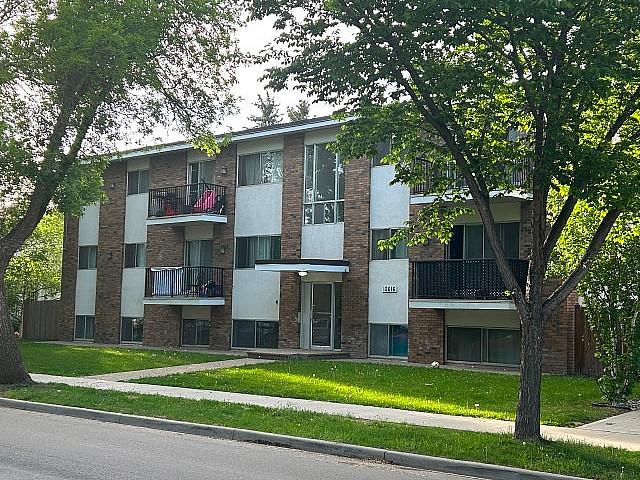 Large 2 Bedroom With Balcony. Walk To U Of A And White Ave