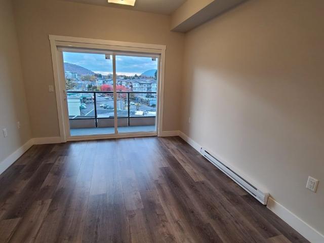 Large 2 Bedroom Unit with Den!