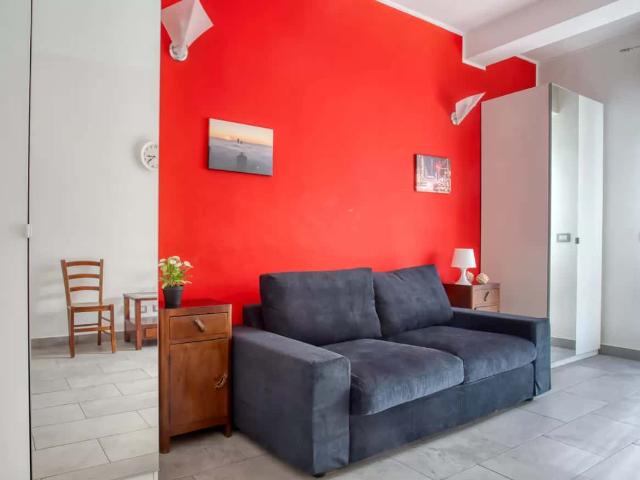 Large 3 bed apt w/ balconies&desks